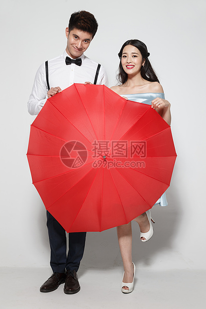 浪漫情侣撑着爱心雨伞图片