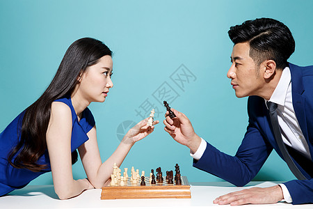 青年商务男女下象棋图片