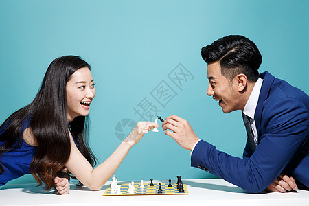 彩色旗子挂饰青年商务男女下象棋背景