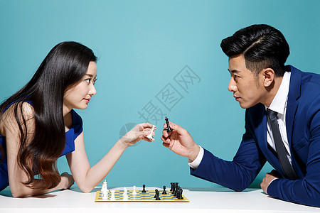 彩色旗子挂饰青年商务男女下象棋背景