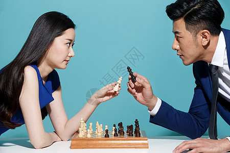 青年商务男女下象棋图片