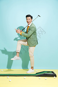 终于伤愈！镜头给到巴萨替补席上的莱万多夫斯基