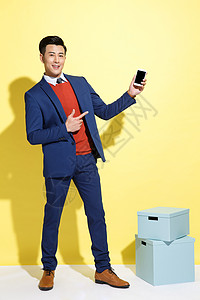 青年商务男士展示手机背景