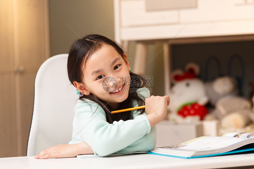 小学生家庭生活儿童小女孩在学习图片