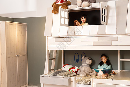 读书玩具熊可爱的小女孩在室内玩耍背景