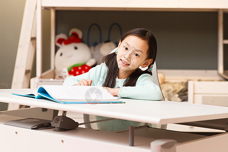 宅房间童年小女孩在学习图片