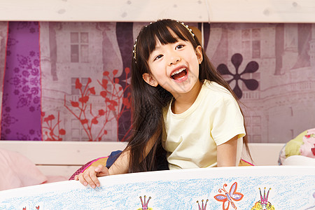 幸福卡通家庭可爱的小女孩在床上玩耍背景