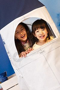 可爱的小女孩在玩太空探索图片