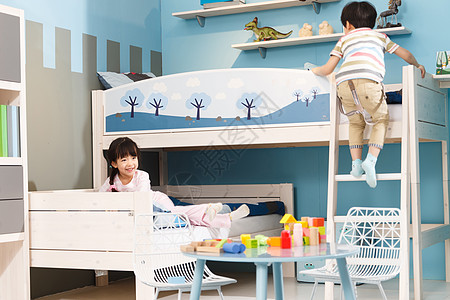 幸福卡通家庭两个孩子在上下铺床上玩耍背景