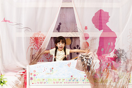 家庭卡通可爱的小女孩在床上玩耍背景
