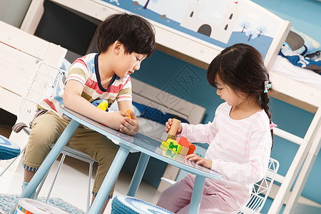 教育早期教育坐着可爱的儿童玩积木图片