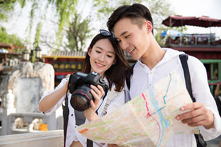 街拍摄影摄影青年情侣旅游照相背景