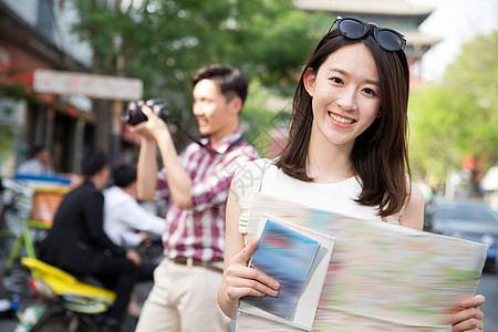 活力城市青年女人旅行背景