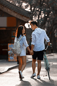 自行车快乐情侣逛街图片