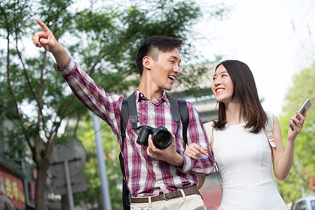 成年人女朋友休闲装青年情侣旅游高清图片