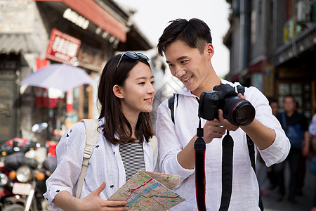 北京地图休闲装青年人享乐青年情侣旅游照相背景