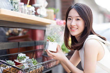 年轻女孩看多肉植物图片