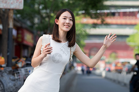 挥手打招呼青年人人半身像快乐女孩旅行背景