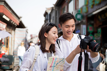 青年情侣旅游照相图片