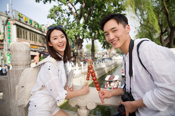 情侣旅游拿着糖葫芦图片