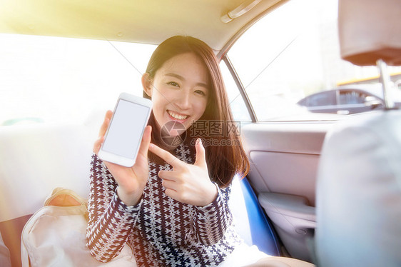 青年女孩拿着手机导航图片