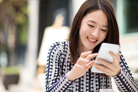 年轻女孩看手机高清图片