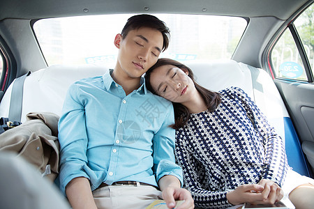 青年情侣坐在车里睡觉高清图片