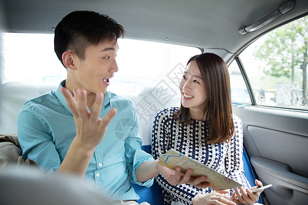 旅行摄影青年情侣在车内看地图高清图片