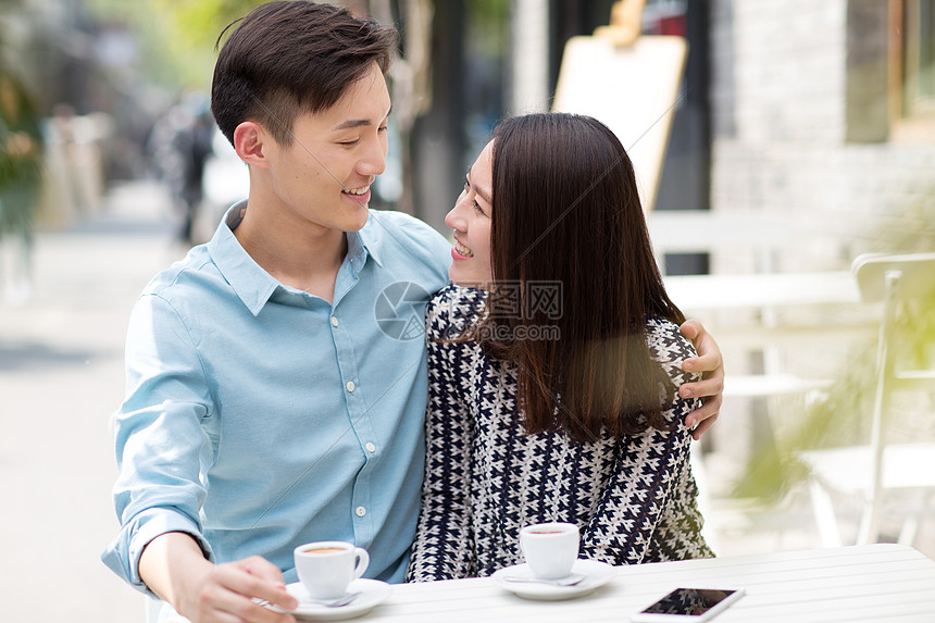 度假约会乐趣青年情侣坐在咖啡馆里图片