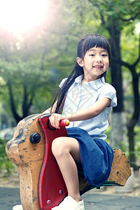 童年玩耍天真小女孩骑木马图片