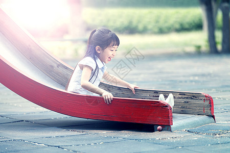 可爱的小女孩滑滑梯图片