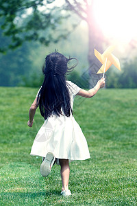 小孩背影公园小女孩在草地上玩耍背影背景