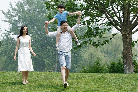 温馨一家和谐彩色图片童年一家三口在草地上玩耍背景