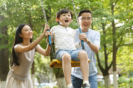 温馨一家彩色图片健康生活方式水平构图快乐的一家三口荡秋千背景