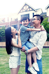 家庭生活青年伴侣现代幸福的一家三口图片
