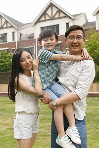 休闲庭院亚洲人幸福的一家三口图片