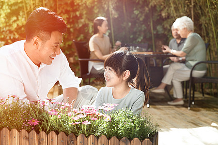 中国美景休闲幸福家庭在庭院里背景