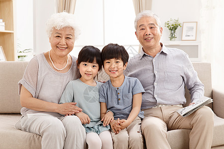 室内装饰全家福幸福家庭在客厅合影背景