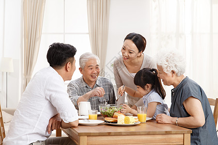 幸福家庭吃早餐高清图片