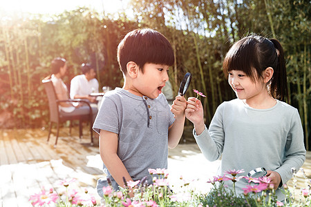 儿童科学实验两个儿童在庭院里玩耍背景