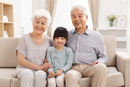 全家福相框孙女陪着祖父母在客厅背景