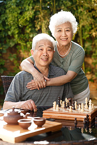 老年夫妇在院子里下棋背景