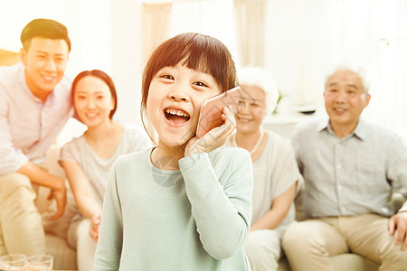 女孩庆祝幸福家庭生活高清图片