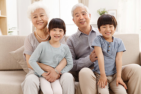 外国全家福老年人儿童亚洲人幸福家庭在客厅合影背景