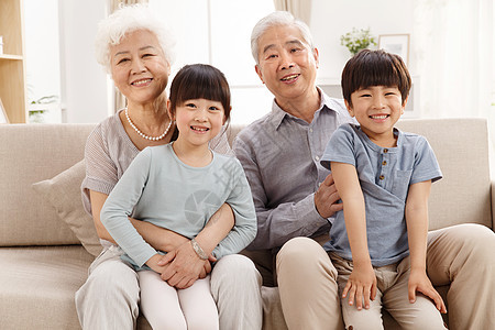 老年人儿童亚洲人幸福家庭在客厅合影图片