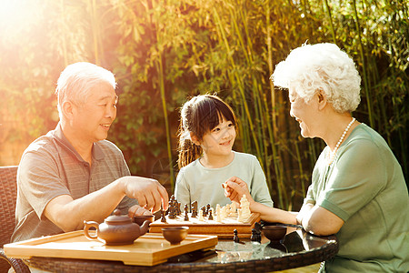 老年娱乐家庭休闲活动白昼老年夫妇和孙女在院子里背景