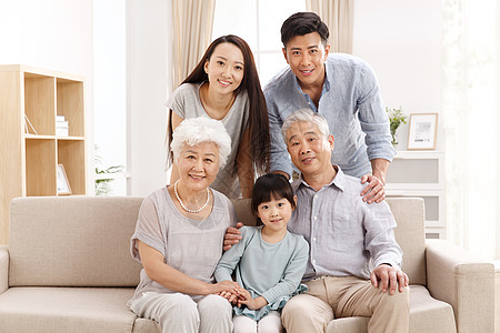 室内装饰高兴的老年男人老年夫妇幸福家庭合影背景