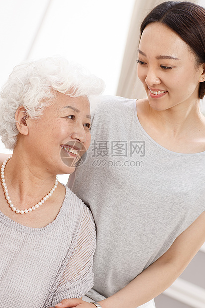 休闲装老年女人女儿幸福快乐的母女图片