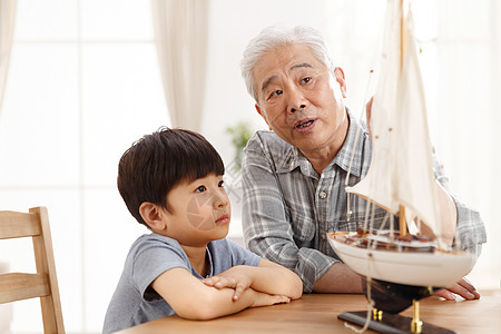 交通方式家庭幸福祖父和孙子在客厅玩耍图片