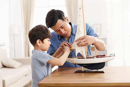 中国帆船快乐的父子在客厅玩耍背景
